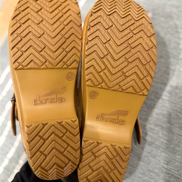 Dansko Ingrid Women's Tan Leather Clogs - Picture 4 of 7